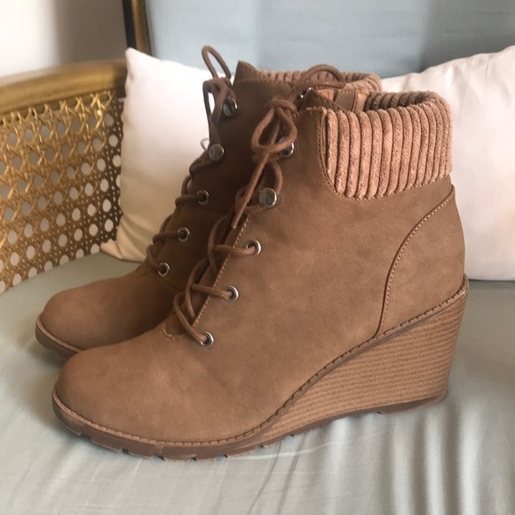 R2 Brown/tan wedge platform lace up & zip up rounded toe, ankle booties size 8.5 - Picture 1 of 11